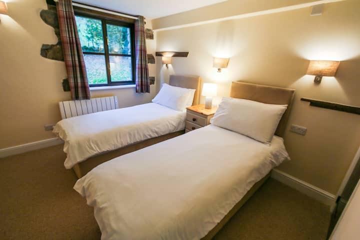 Casa de campo Kestrel: casas rurales en el lago en Cwm Chwefru