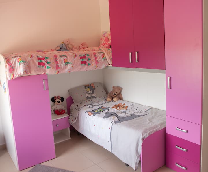 يمكن أن تكون غرفة النوم هي المساحة المثالية للأطفال، ولكن إذا لزم الأمر، يمكنك إحضار البالغين بشكل مريح، ومجهزة أيضًا بحمام في الغرفة مع دش