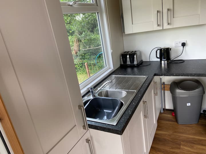 Adorable 2 Bedroom Holiday Home With Patio - Antrim