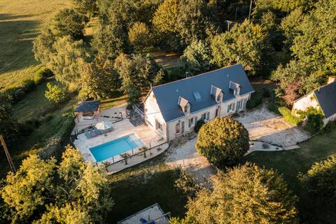 Large 13-person gîte with character, pool and hot tub