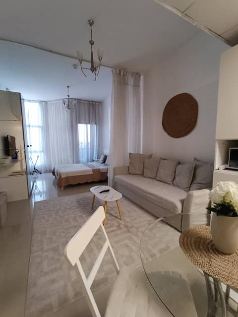 Modern Studio - Skyline Views, Balcony & Workspace