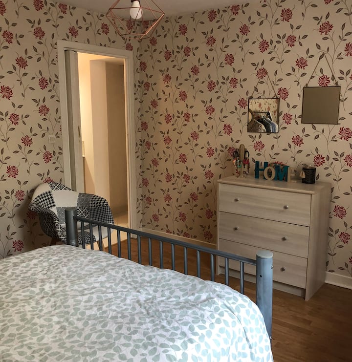 ห้องนอนใหญ่มีห้องอาบน้ำและโถส้วม