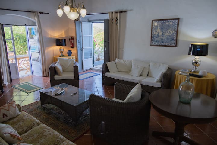 Par de puertas dobles con vistas a la piscina y a la  otra con vistas al patio interior con vistas a la piscina, así como a la zona de contención útil, ya que está cerrada y colinda con 2 dormitorios que disfrutan de este jardín lleno de flores en el patio.