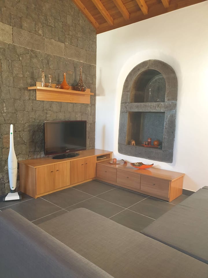 Casa Do Outeiro - Al
Vila Nova - Praia Da Vitória - Açores