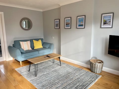 Modern 2 bedroom home-from-home in Llandudno