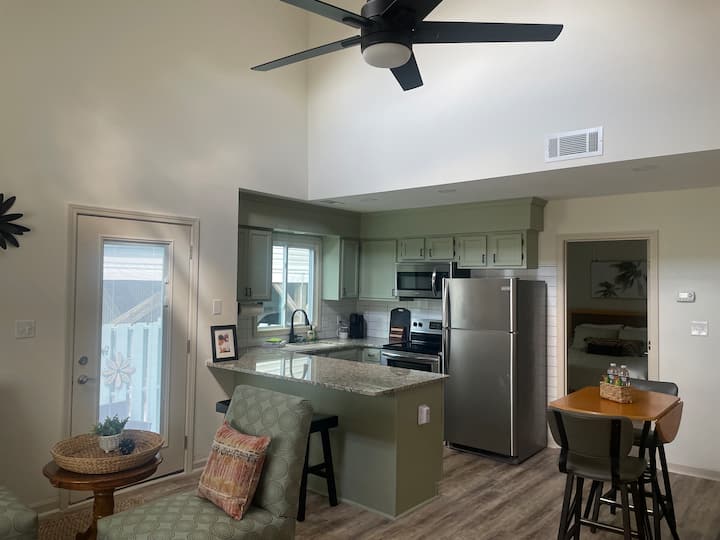 Cast Away 3 Blocks to Surfside Beach and Dining Condominiums for