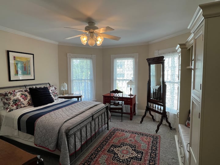 Secondo piano - camera da letto #4 - una camera da letto spaziosa con un letto matrimoniale.