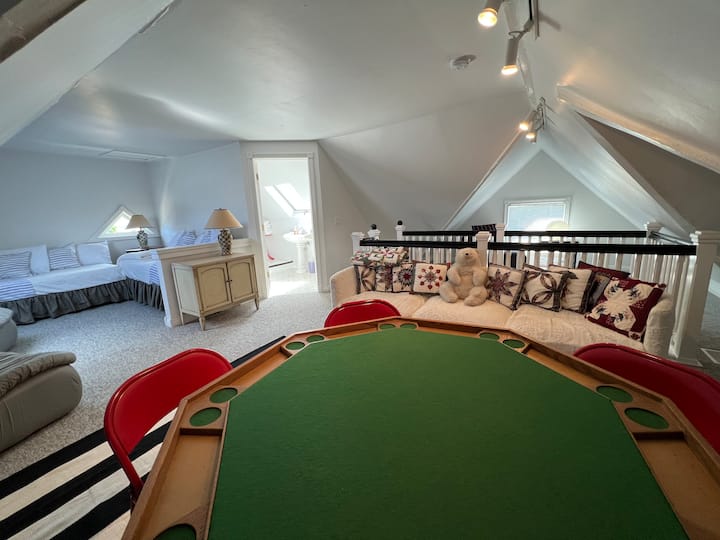 Camera da letto n ° 5 della sala giochi al 3 ° piano con bagno annesso