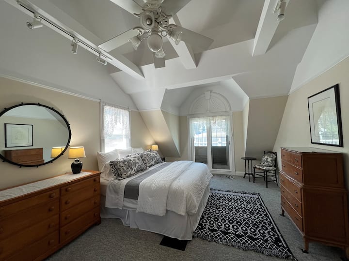 Camera da letto n °2, enorme suite privata al secondo piano con bagno annesso e balcone privato