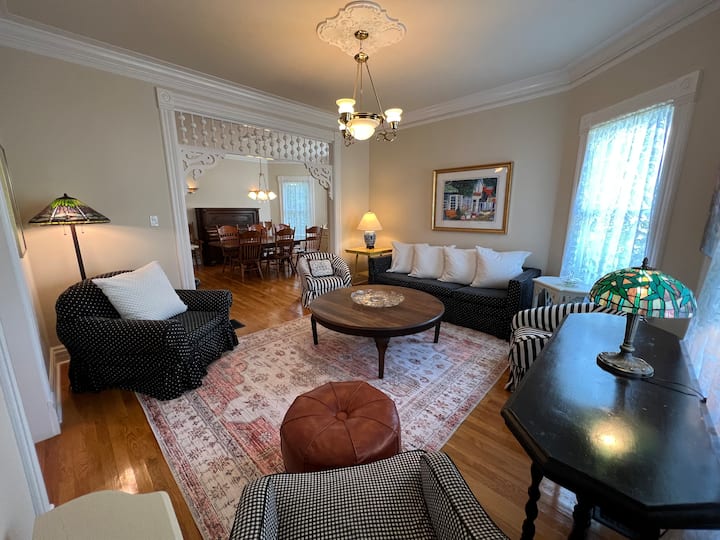 Charming Victorian Downtown, Private Hot Tub - New Buffalo, MI
