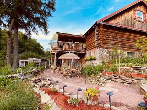 Couples retreat 
Hot tub and pet friendly