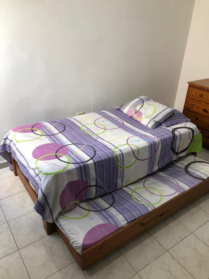 chumba cha pili na vitanda viwili vyenye viyoyozi na televisheni ya kebo.