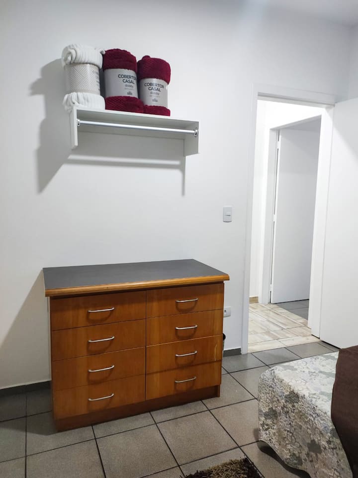 Commode avec penderie (cintres fournis)