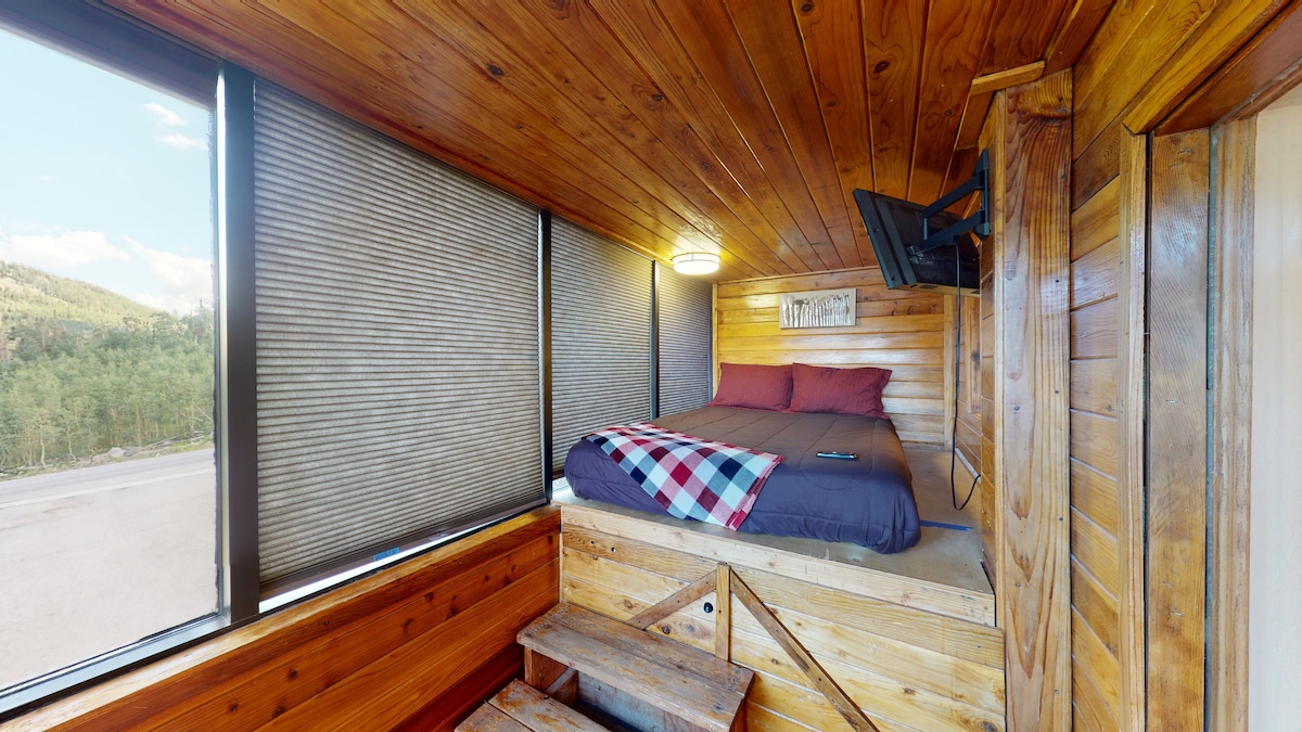 日光浴室，配备标准双人床和32英寸电视