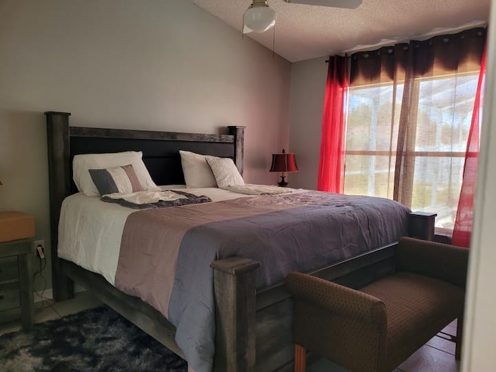 غرفة رئيسية بسرير بحجم كبير