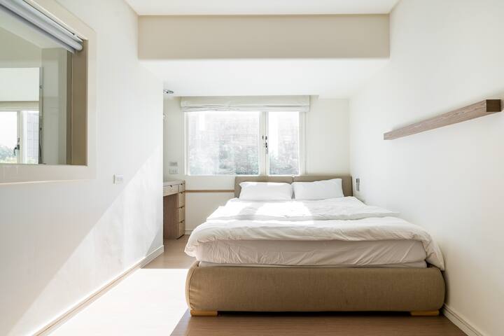 High-Rated Daan Park | Elevator & Family Comfort gallery image 3