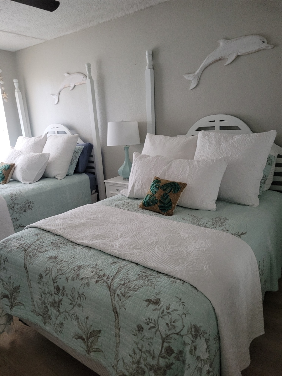 卧室布置精美。标准双人床和全尺寸床。 提供透明垃圾桶，以便在睡觉时放置额外的装饰枕头。