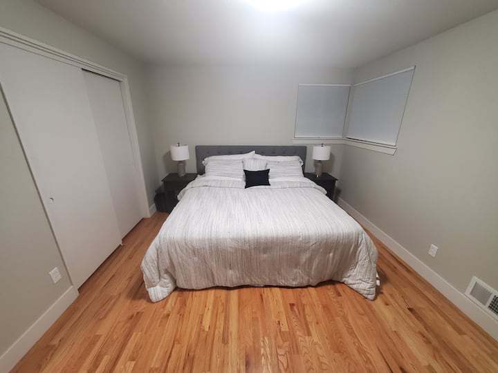 Спалня 1/Майстор на горния етаж - суперголямо двойно легло  