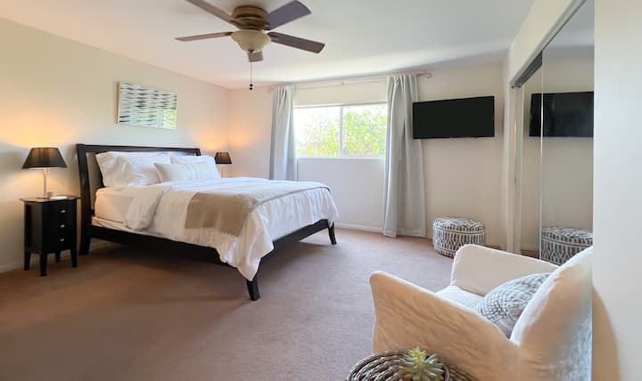 ห้องนอนใหญ่พร้อมสมาร์ททีวีและห้องน้ำในตัว