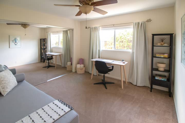 เตียงเดย์เบดเปลี่ยนเป็นเตียงคู่ได้ โต๊ะทำงานที่เหมาะสำหรับแล็ปท็อป + เครื่องพิมพ์พร้อมใช้งานสำหรับการทำงานที่บ้าน กระจกยาวเต็มตัวยังทำให้ที่นี่เป็นพื้นที่ออกกำลังกายที่สะดวกสบาย