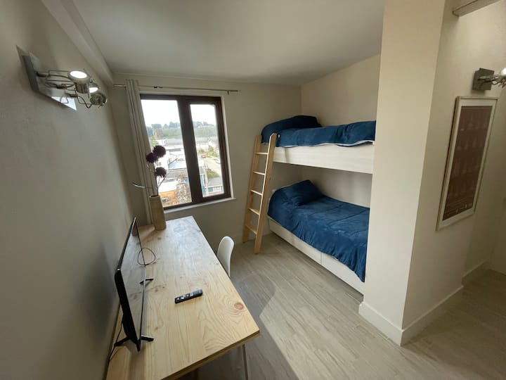 Kuna kitanda cha ghorofa kwa ajili ya familia zilizo na watoto.