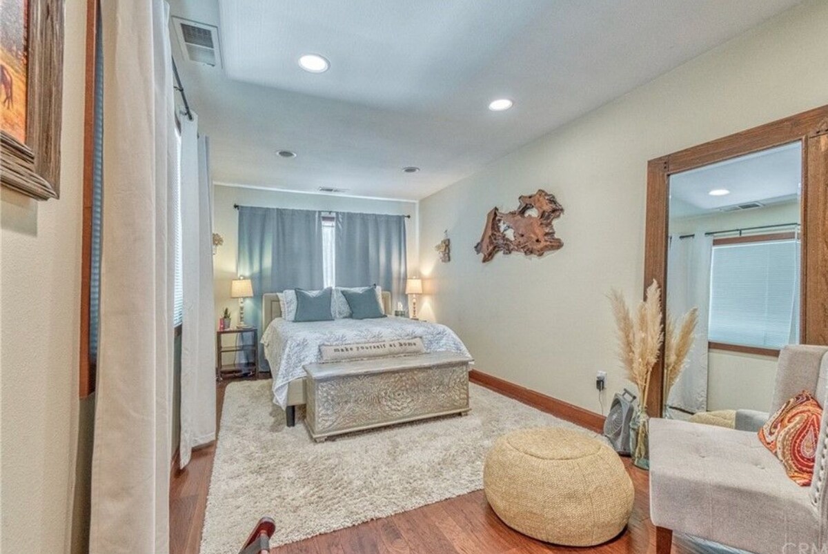 Спална соба со брачен кревет (широк 150 - 179 см)