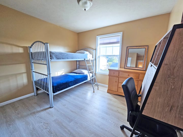 Საძინებელი №4 საოფისე მაგიდით