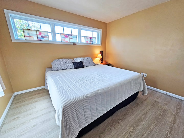 Საძინებელი #2, 193 × 203 სმ ზომის საწოლით