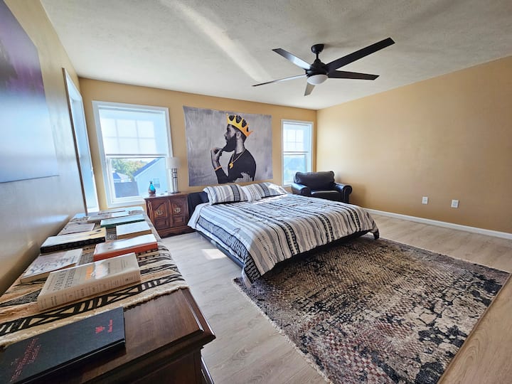 Მთავარი საძინებელი 193 × 203 სმ ზომის საწოლითა და ცალკე სააბაზანოთი