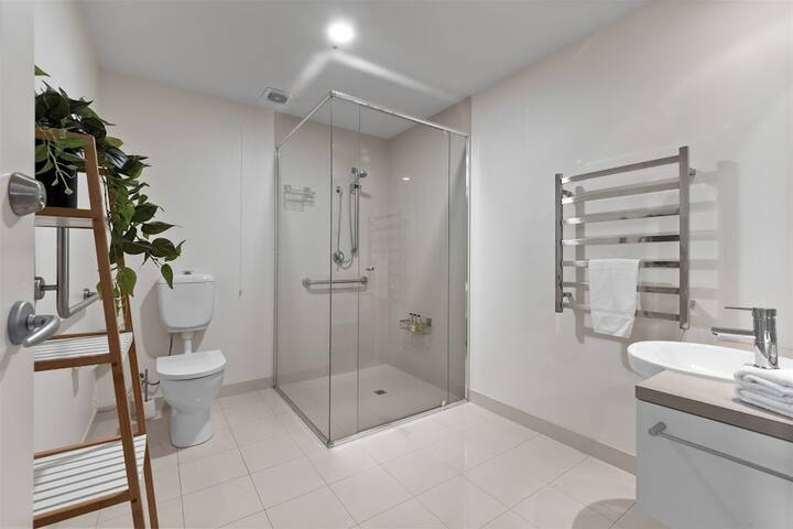 Haven on Seine – Luxury 2Brm Apartment gallery image 2