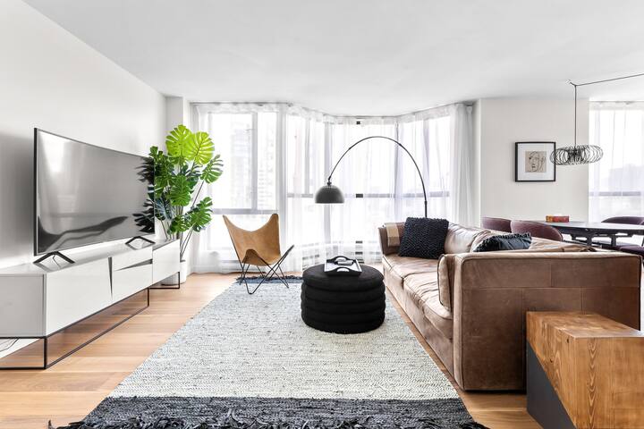 Amazing Location – 2BDRM/2BATH – right on Robson gallery image 2