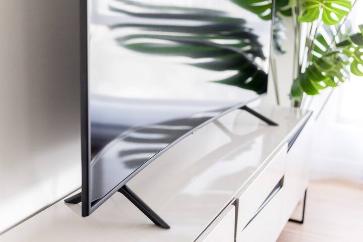 Amazing Location – 2BDRM/2BATH – right on Robson gallery image 3