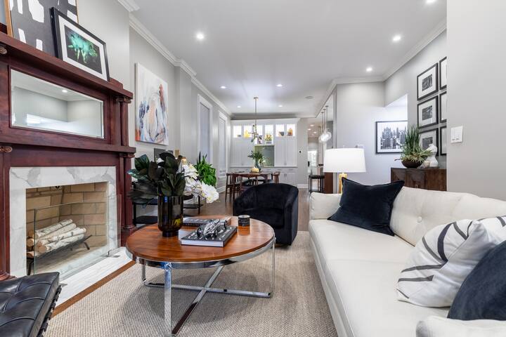 Gorgeous 3BR River North Condo (Free Parking) gallery image 3