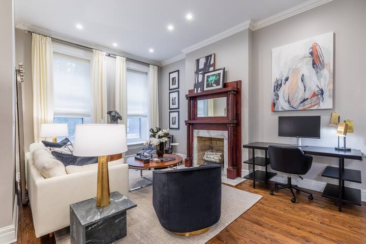 Gorgeous 3BR River North Condo (Free Parking) gallery image 2