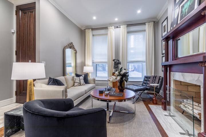 Gorgeous 3BR River North Condo (Free Parking) gallery image 5