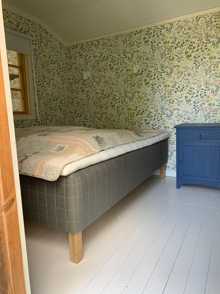 Საძინებელი 3 ძველ დანართში, ახალი, კომფორტული ორადგილიანი საწოლით.