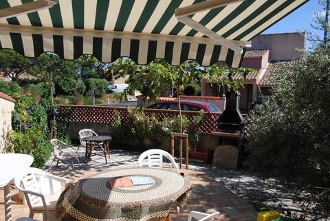 Villa with garden and solarium, 200 m from the beach