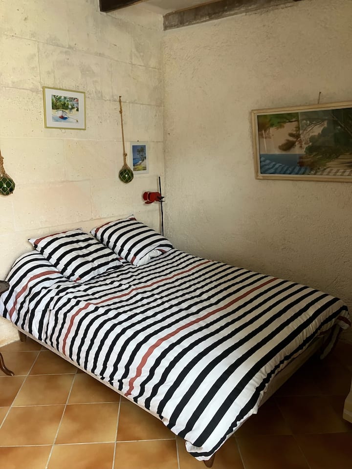 ห้องนอน 5 ชั้นล่าง: เตียงคู่ 140 หลัง