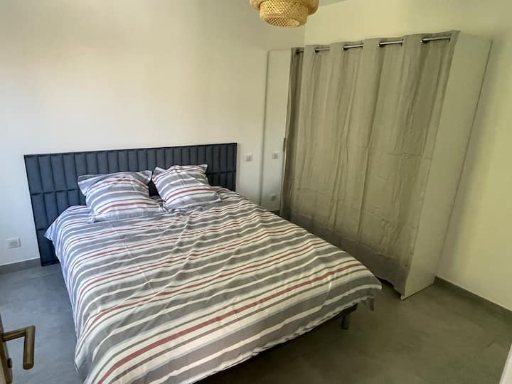 חדר שינה עם מיטת קווין סייז וחדר הלבשה