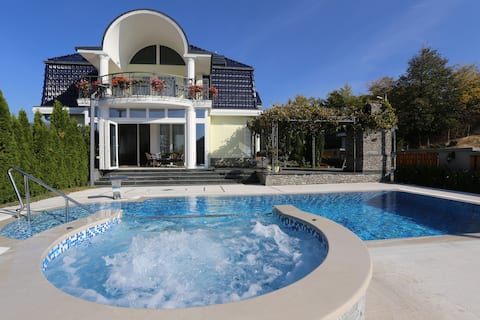 VILLA BAJROVIC