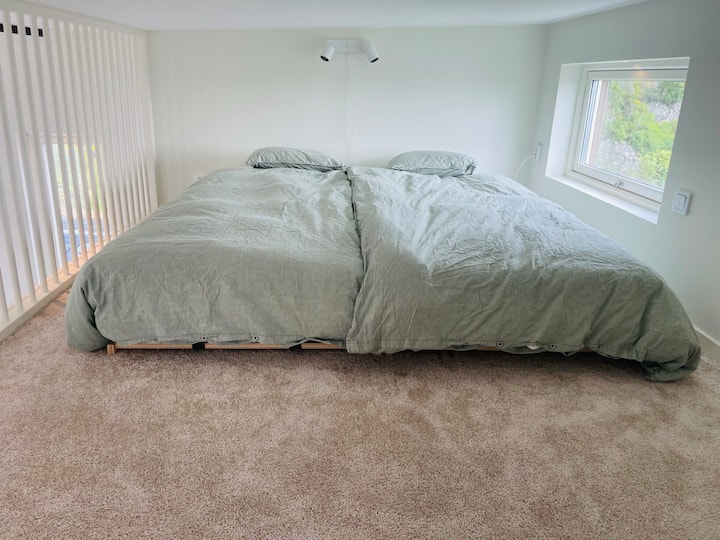 לופט עם שתי מיטות יחיד (90x200)