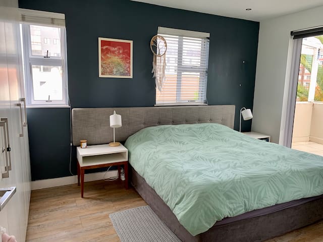 Top Floor | Ocean Views | Elegant 2-bedroom gallery image 3