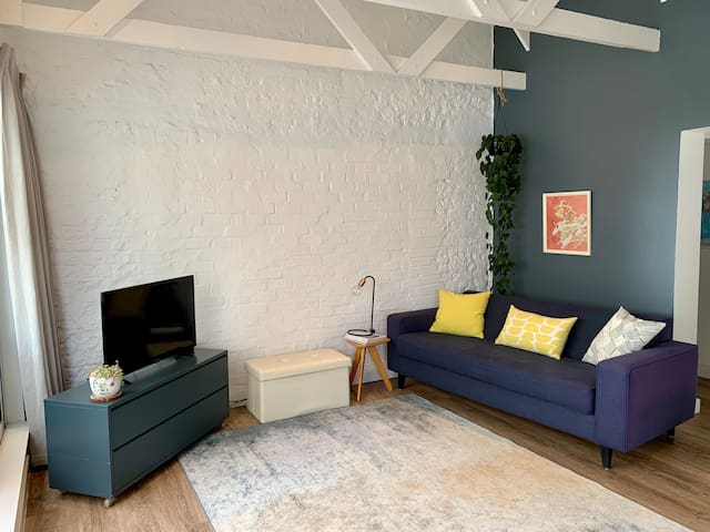 Top Floor | Ocean Views | Elegant 2-bedroom gallery image 2