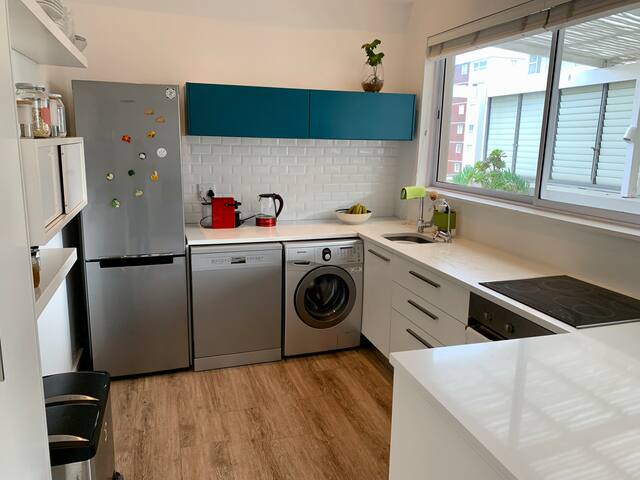 Top Floor | Ocean Views | Elegant 2-bedroom gallery image 5