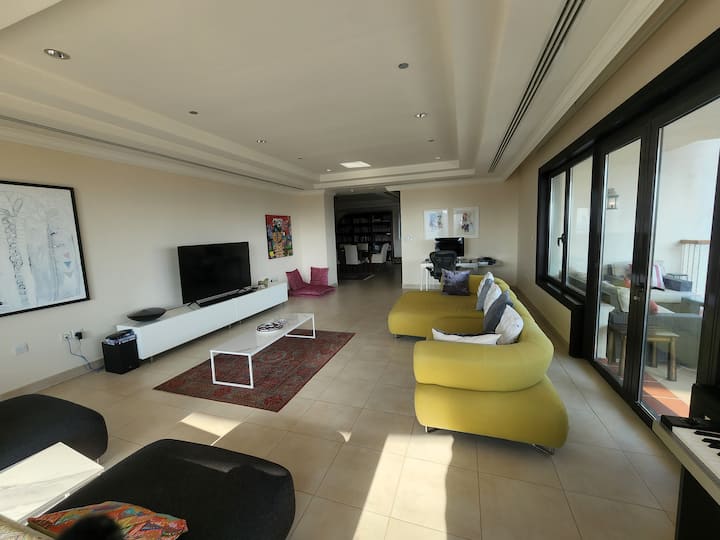 Lovely 4-bedroon Condo With Pool And Sea Views - Doha