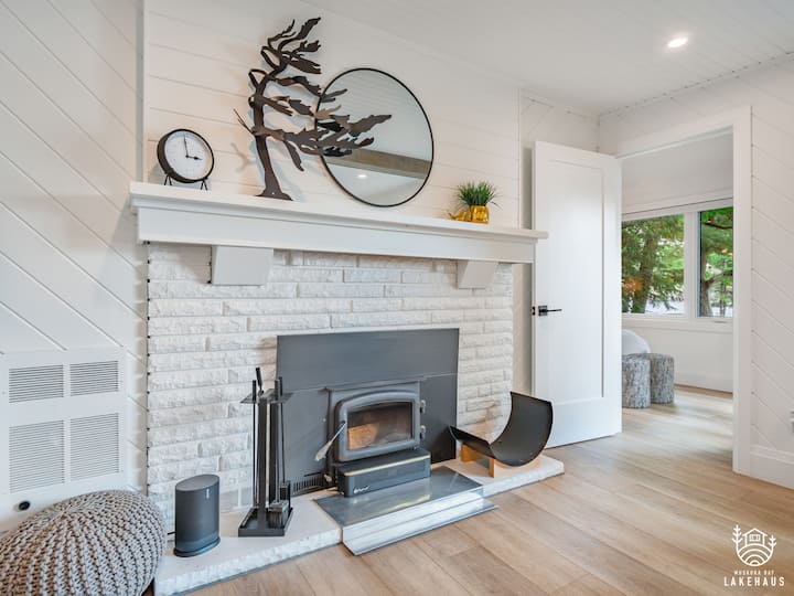 Lake Muskoka Waterfront | Beach, Dock, & Sauna - Gravenhurst