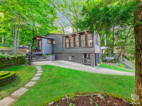 Lakefront Splendor: Deck, Sauna, Sand Beach & Dog