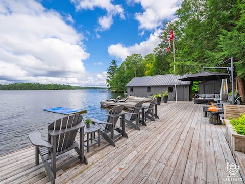 Lakefront Splendor: Deck, Sauna, Sand Beach & Dog