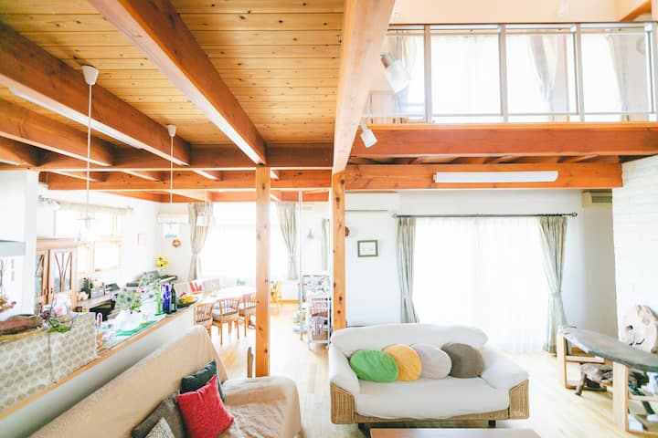 浜松市 最大12名可!吹き抜けのある大空間の木のお家 ロフト付きルーム A-house - Hamamatsu