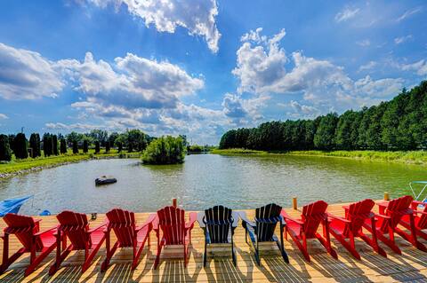 Private Lakeshore  farmhouse